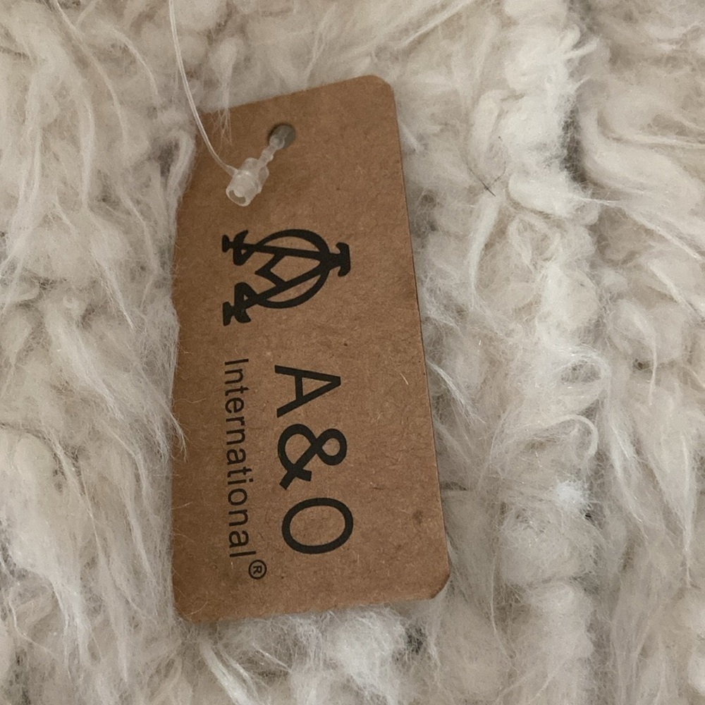 A&O International Black And Cream Sherpa Vest - Picture 8 of 10